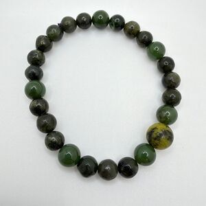 NWOT Nephrite Jade and Connemara accent beaded stretch bracelet!